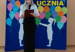 Uczennica rozpoczyna uroczystość ślubowania