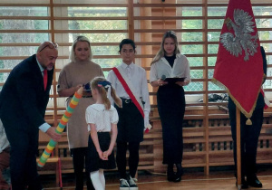 Pan dyrektor pasuje dzieci na uczniów pierwszej klasy