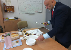 Pan dyrektor kroi tort