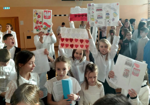 Uczniowie prezentujący prace plastyczne