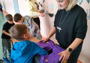 Zabawa z tajemniczym pudełkiem.