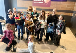 Dzieci czekające na seans w kinie.