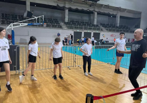 Uczniowie rozgrzewają się przed treningiem.