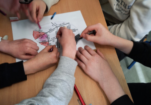 Uczniowie kolorują matematyczną pisankę