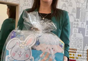 Pani Iga trzymająca paczkę.