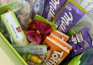 Słodkie upominki ukryte w świątecznym opakowaniu.