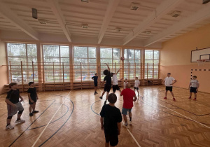 Uczniowie podczas gry na sali gimnastycznej.