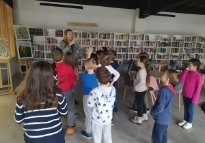 Dzieci podczas zajęć w bibliotece Ferment.