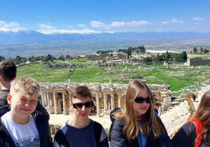 Nasi uczniowie na tle ruin antycznego miasta Kleopatry.