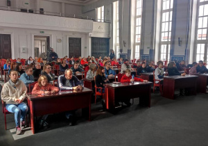 Duża sala obrad Urzędu Miasta Łodzi wszyscy uczestnicy spotkania Porozmawiajmy o autyzmie.