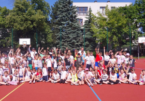 Grupowe zdjęcie uczniów biorących udział w rywalizacjach sportowych.