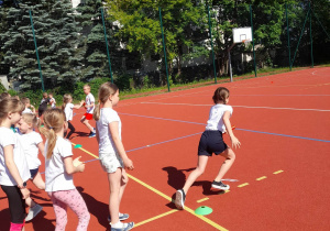 Konkurencje sportowe na boisku szkolnym.