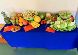 Stół uczniów klasy 3a pełen zdrowych potraw i produktów.