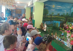 Uczniowie zwiedzają muzeum ludowe.