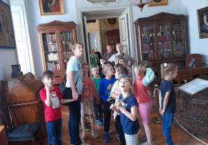 Dzieci podziwiają sale pałacowe w Nieborowie.