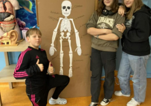 Uczniowie klasy VII podczas pracy nad złożeniem własnego szkieletu człowieka.