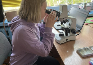 Uczniowie klasy V podczas obserwacji mikroskopowych.