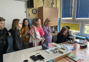 Uczniowie klasy V podczas obserwacji mikroskopowych.
