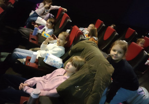 Dzieci z klasy 2a zajęły miejsca w sali teatralnej.