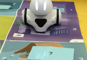 Robot Photon na planszy edukacyjnej.